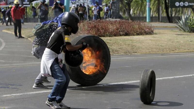 Presidente de Nicaragua busca diálogo tras protestas que dejan unos 10 muertos
