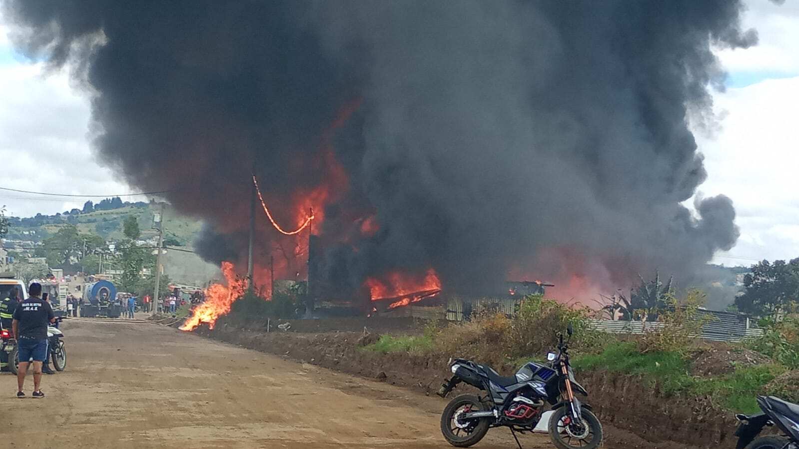 Por motivos que aún se desconocen, una recicladora prendió en llamas este sábado.