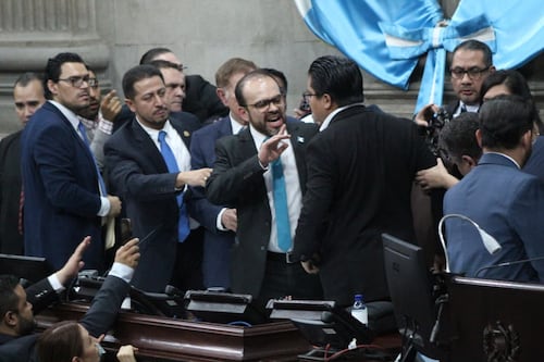 VIDEO. Diputados protagonizan bochornoso enfrentamiento durante sesión plenaria
