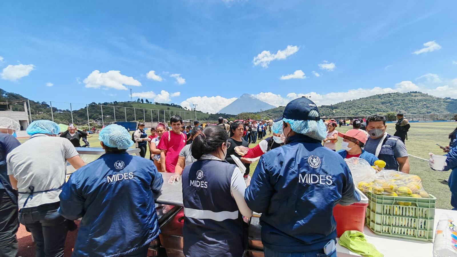 Las primeras raciones de alimentos calientes llegaron hoy a San Vicente Pacaya, Escuintla. Foto: Mides.