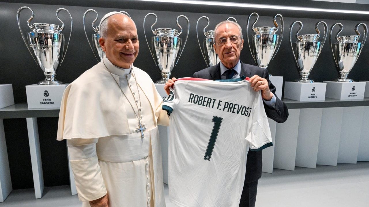 El papa León XIV visita el Real Madrid y recibe una camiseta con su nombre