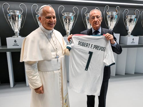 Papa León XIV recorre el museo del Real Madrid y recibe un obsequio especial