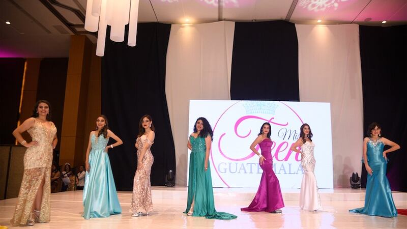 VIDEO. Candidata a Miss Teen Guatemala sufre complicaciones en pasarela por culpa de vestido