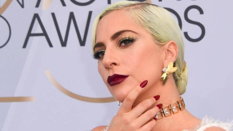 Lady Gaga llega con dos escotes que se roban las miradas en los SAG Awards
