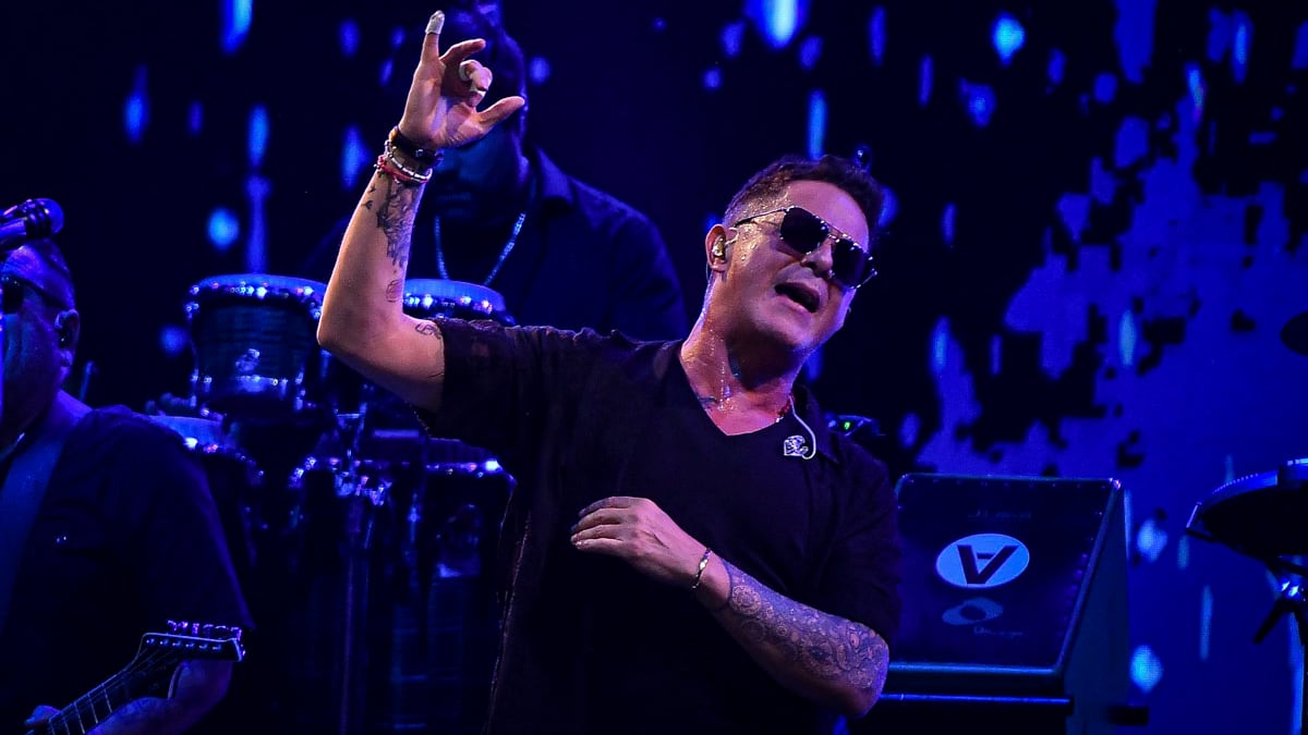 *Así se vivió el cierre de la Feria de San Marcos 2024*
Con un emocionante final, la Feria de San Marcos 2024 cerró sus puertas tras días llenos de tradición, espectáculo y emociones. El último día de esta emblemática feria estuvo marcado por eventos que dejaron una huella imborrable en la memoria de los asistentes.
La corrida de toros, uno de los eventos más esperados, deslumbró a los presentes con la destreza y valentía de los matadores David Silveti, Roca Rey y Luis David. En la arena, estos maestros del toreo ofrecieron un espectáculo a la altura de la importancia de la plaza de San Marcos, dejando a los aficionados con el corazón en un puño y el alma en el ruedo.
Entre los distinguidos visitantes que se deleitaron con esta emocionante jornada taurina, destacaron personalidades como Lucia Silveti, John Sutcliffe, Heriberto Murrieta y Mariana Ávila, quienes se sumaron al fervor de la fiesta y compartieron momentos únicos en este icónico escenario.
Pero la emoción no se detuvo ahí. El cierre de la Feria de San Marcos estuvo coronado por el magistral concierto de Alejandro Sanz,