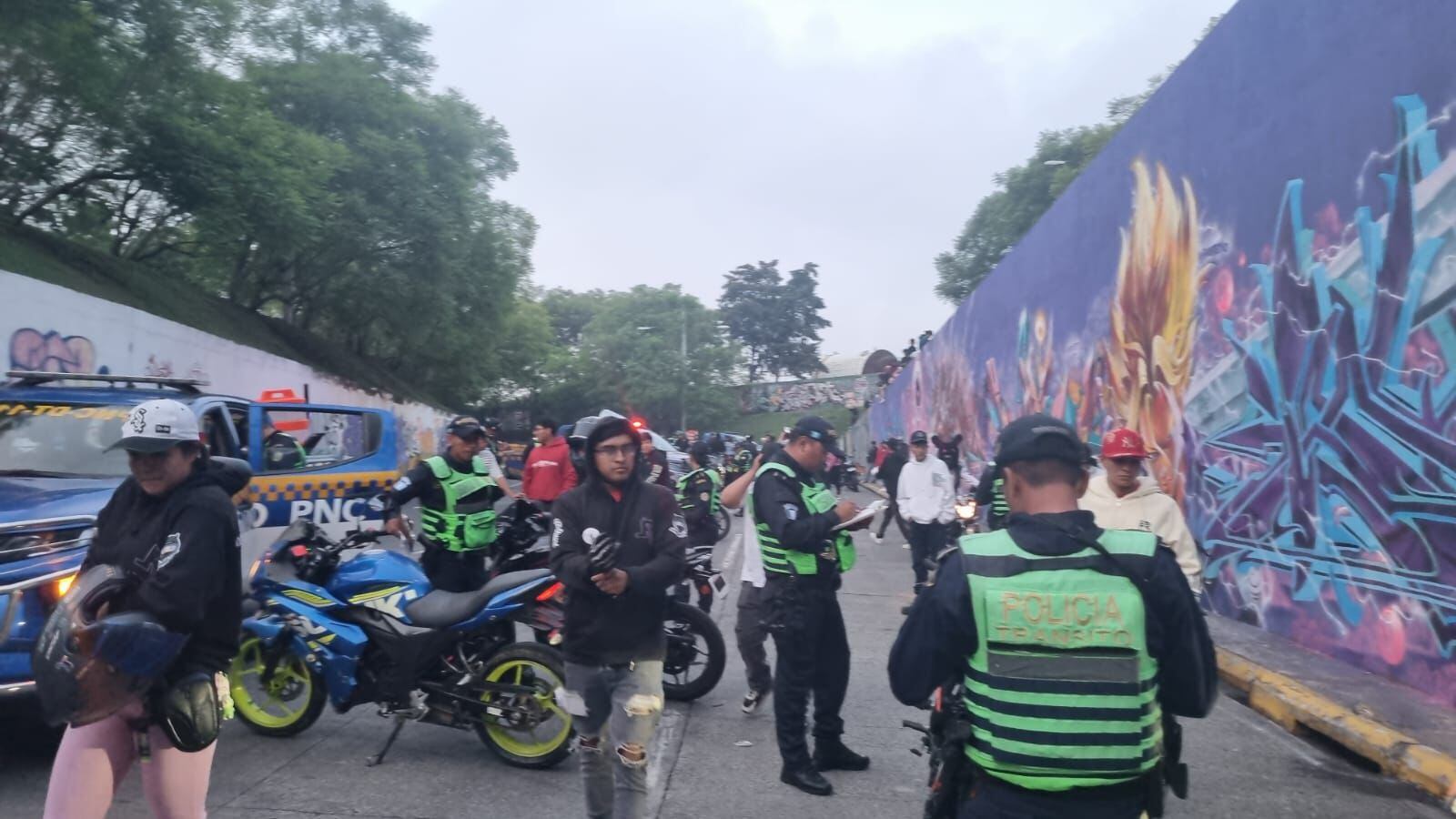 Los "operativos relámpago" se efectuaron el fin de semana, a inmediaciones del Aeropuerto Internacional La Aurora y Mercado de Artesanías, zona 13. Foto: Tránsito PNC.