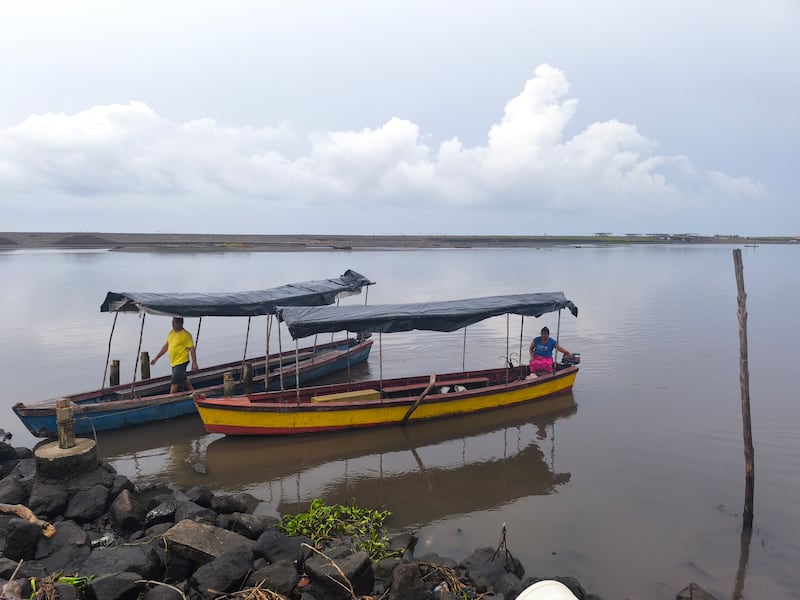 La jornada de los pescadores comienza temprano en el canal de Chiquimulilla. Foto: Kenneth Monzón