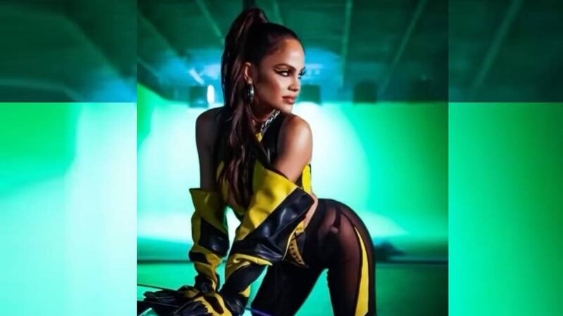Natti Natasha se pasea por las calles de París en microbikini de hilos