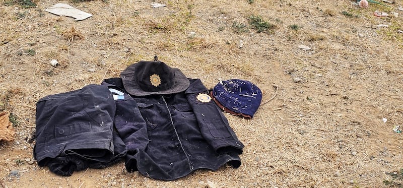 Uniforme de las fuerzas de seguridad también fueron halladas. Foto: Ejército