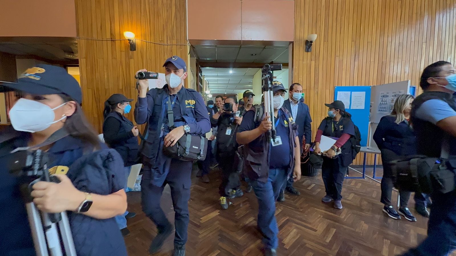 Fiscales del MP ingresan al salón donde se lleva a cabo la votación del CANG. Foto: La Red