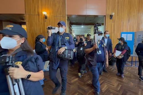 MP pide a periodistas retirarse del Club La Aurora para comenzar allanamiento