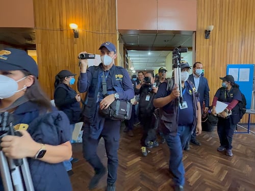 MP pide a periodistas retirarse del Club La Aurora para comenzar allanamiento