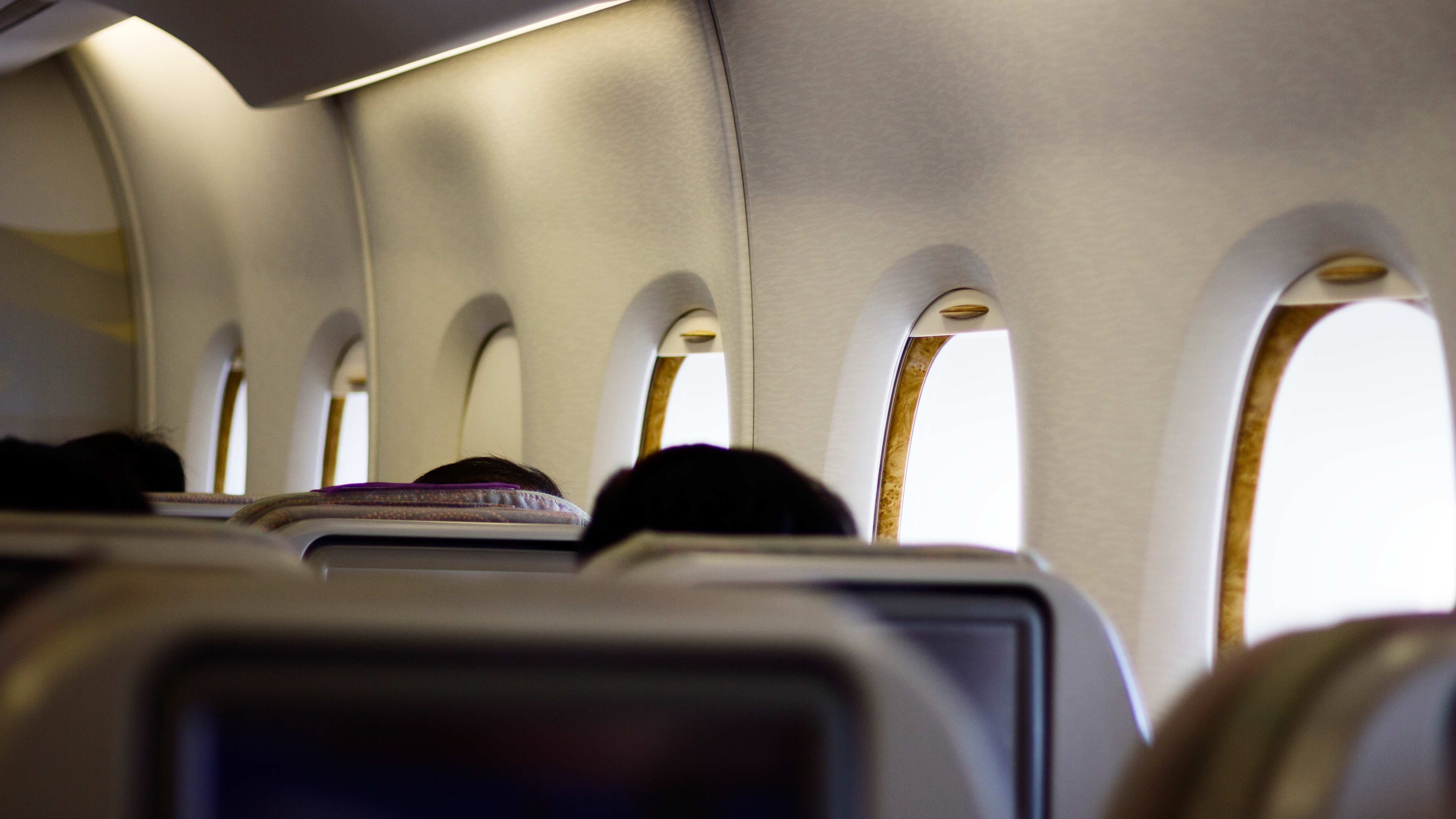 La falta de movimiento aumenta las probabilidades de desarrollar coágulos durante un vuelo largo. Foto: Freepik.