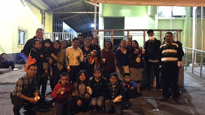 VIDEO. Piensan en el prójimo; llevan comida a personas de las afueras del IGSS de la zona 9