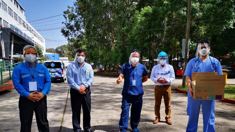 Donovan Werke dona equipo de protección a varios hospitales del país