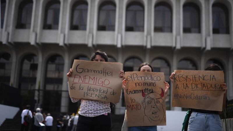 Manifiestan frente a Plaza de DD. HH. por cierre de elPeriódico