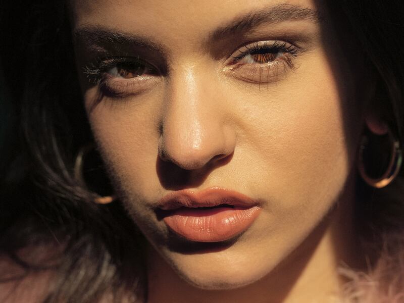 Rosalía aparece tapándose los senos únicamente con dos palomas