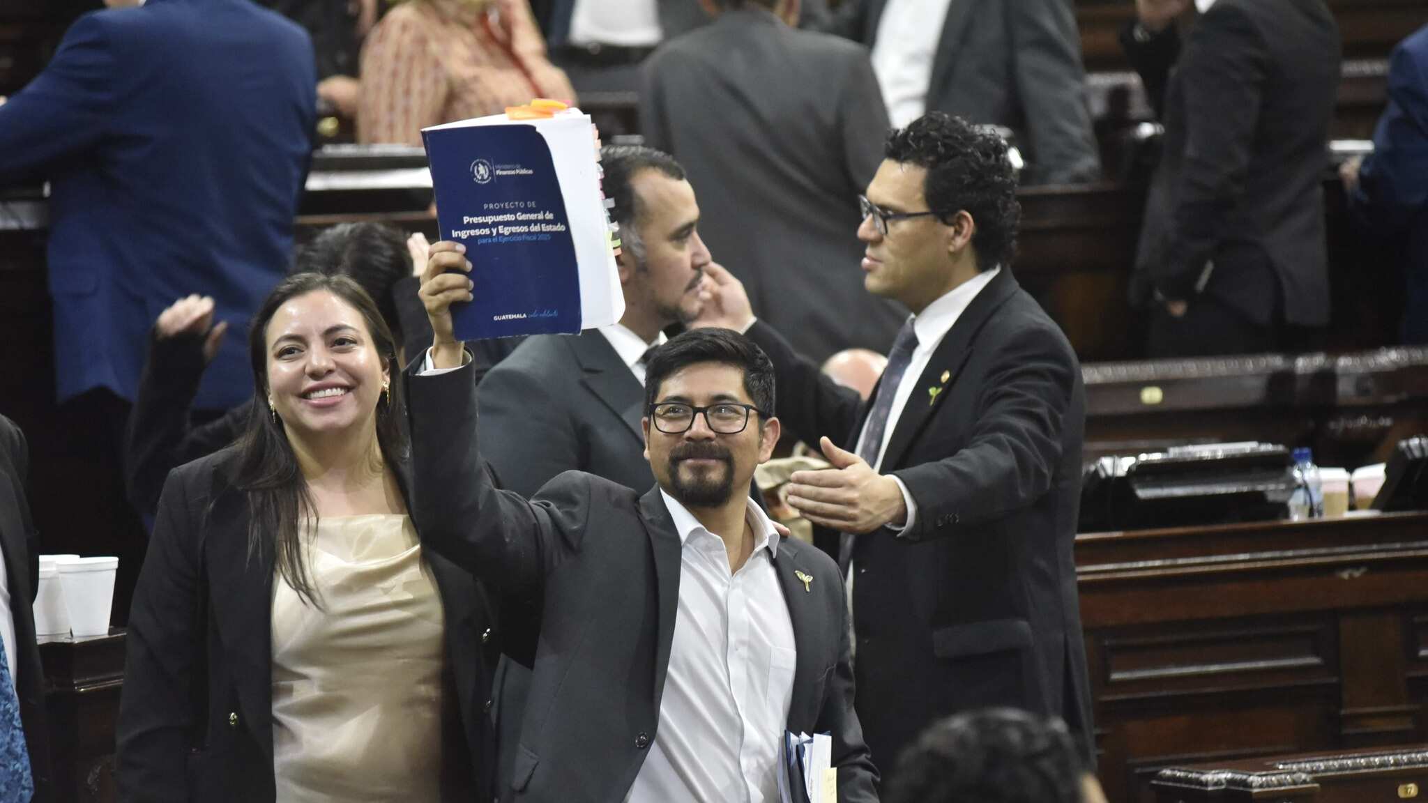 El diputado del Movimiento Semilla, Román Castellanos sostiene la iniciativa del Presupuesto 2025. Foto Congreso