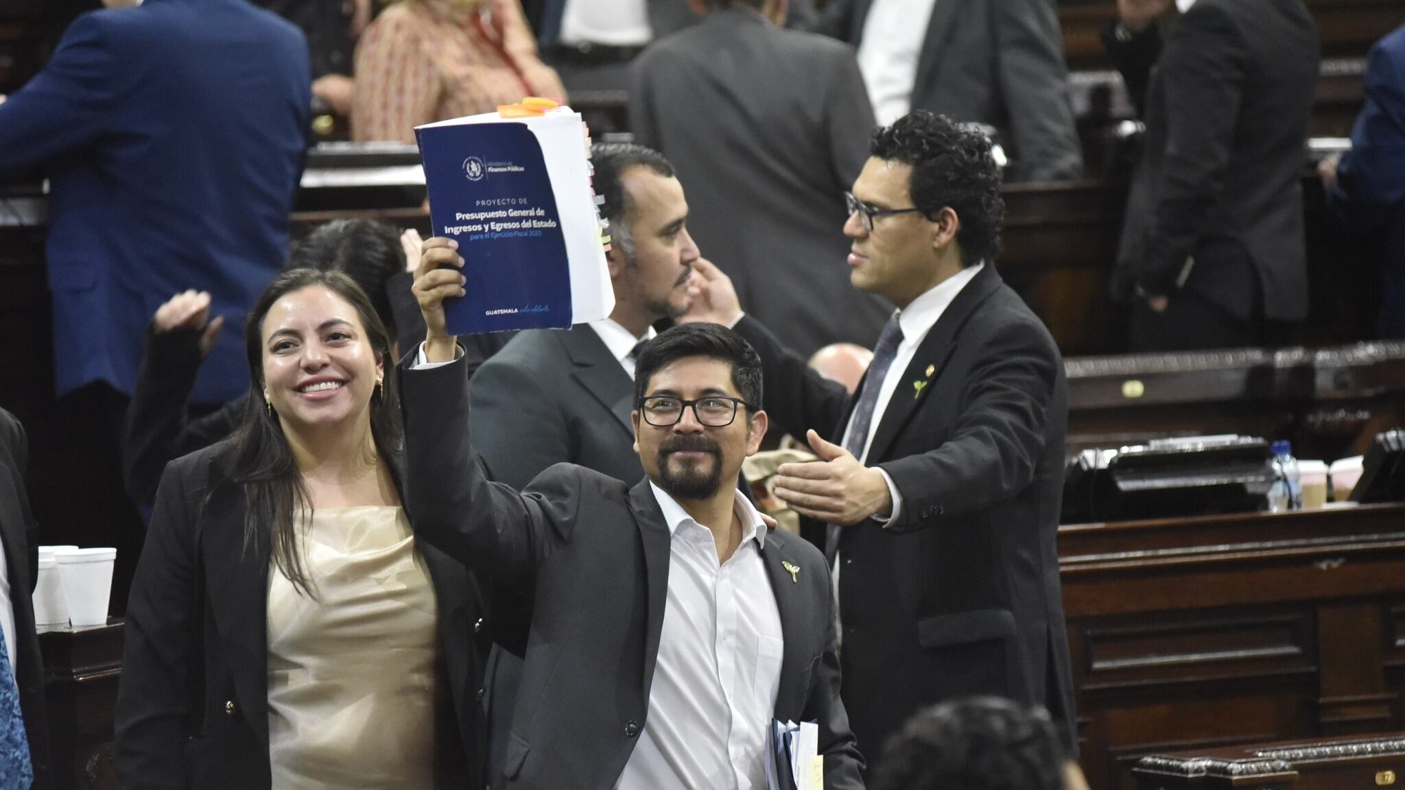 El diputado del Movimiento Semilla, Román Castellanos sostiene la iniciativa del Presupuesto 2025. Foto Congreso