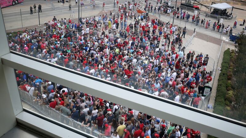 Una multitud desafía al coronavirus para mostrar su fidelidad a Trump en su primer mitin en meses