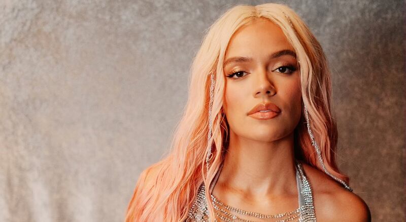 La cantante Karol G anunció por medio de sus redes sociales que llevará su historia a Netflix en el 2025.
