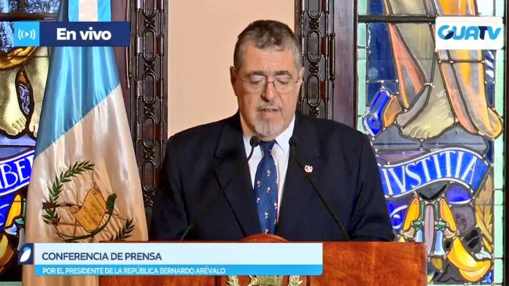 El presidente Bernardo Arévalo brinda conferencia de prensa desde el Palacio Nacional de la Cultura esta noche.