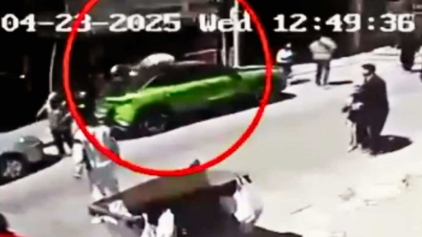 Hombre cae de edificio tras sismo en Estambul