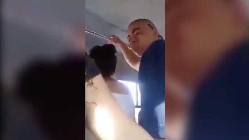 VIDEO. Hombre es grabado mientras toca por atrás a una mujer en transporte público