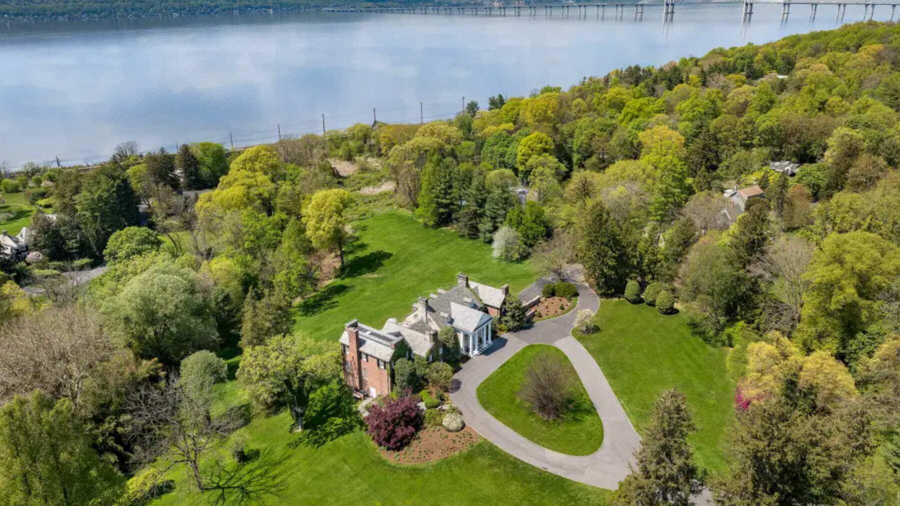 Está frente a un lago