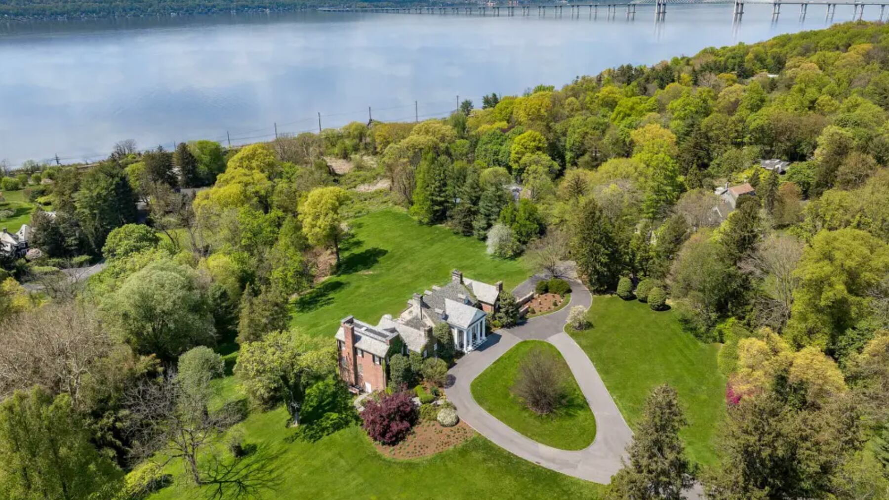 Está frente a un lago