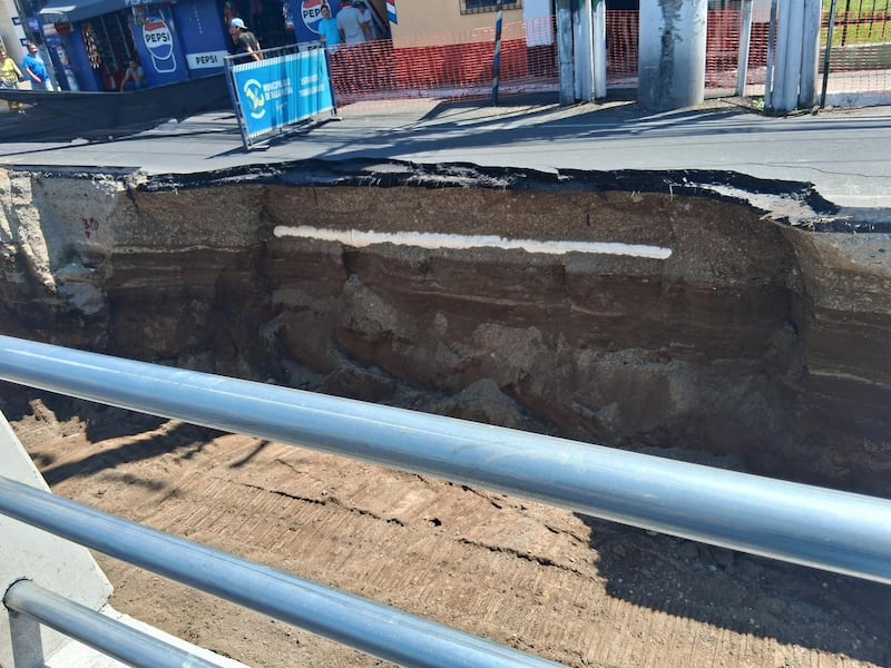 ¡Alerta! Reportan socavamiento en el nuevo paso a desnivel de Metrocentro Villa Nueva