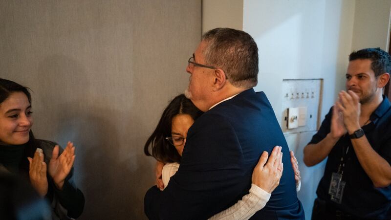 Bernardo Arévalo comparte sentido mensaje por muerte de Lucrecia Hernández Mack