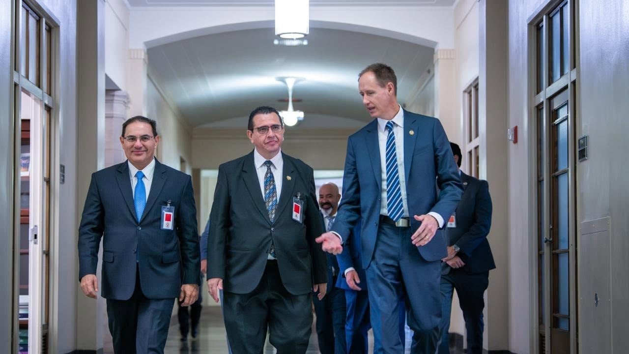 El ministro de Gobernación, Marco Villeda, y el fiscal general, Gabriel García Luna, junto con autoridades del Departamento de Justicia de Estados Unidos en Washington D.C.