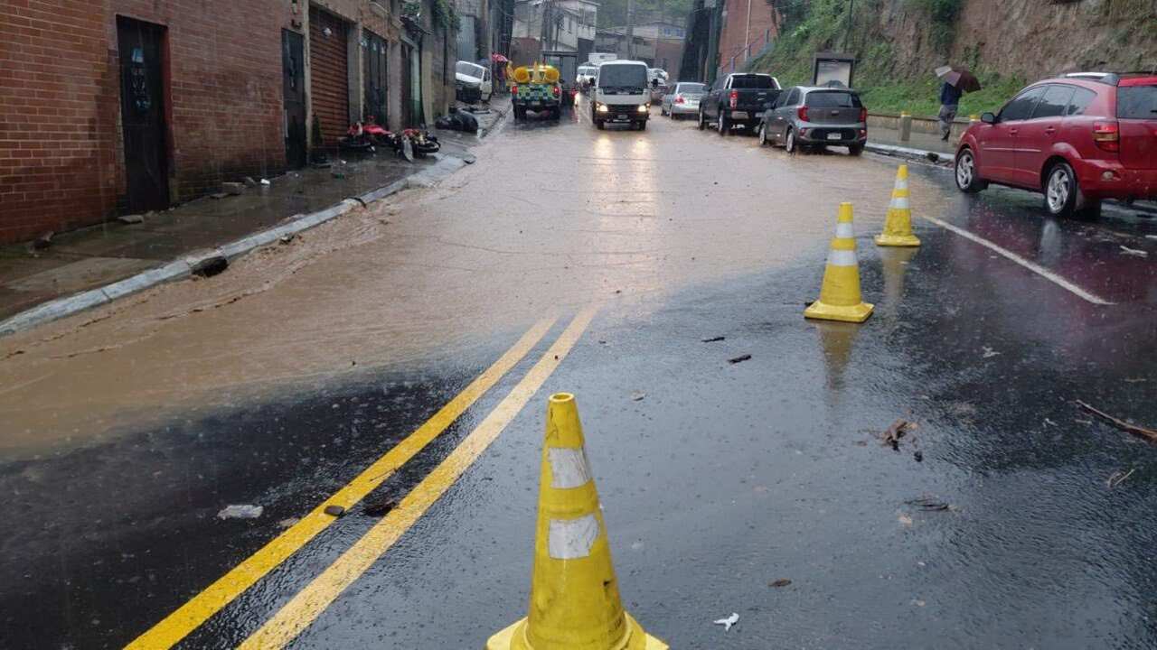 Las fuertes lluvias han provocado el colapso de un muro. Foto: FB/ Sebastián Siero