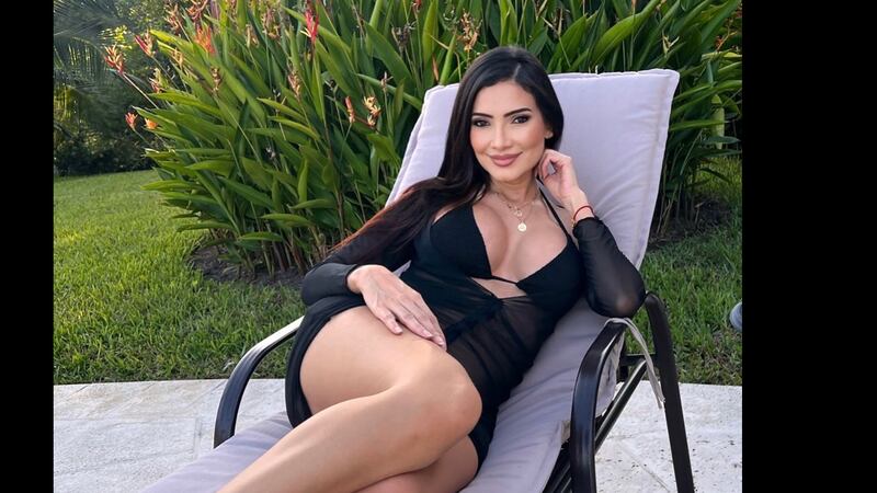 La excandidata a diputada Massiel Carrillo “reprende” a sus detractores apareciendo sin sostén