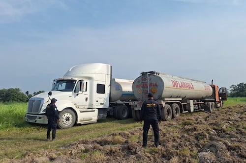 Hallan cisterna con más de 3 mil litros de combustible que había sido robada en ruta al Puerto San José