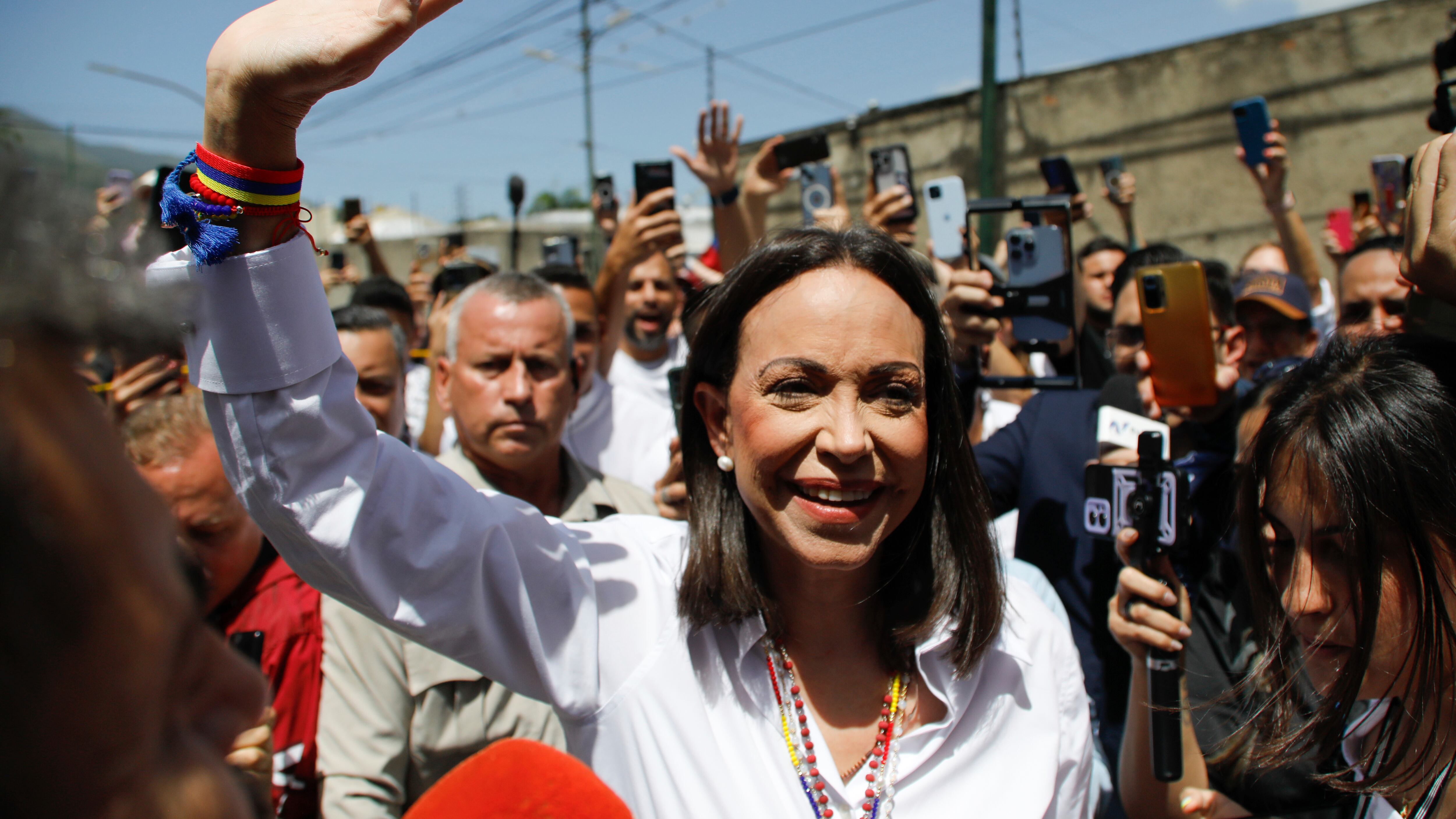 La líder opositora María Corina Machado llega a votar durante las elecciones presidenciales en Caracas, Venezuela, el domingo 28 de julio de 2024. (AP Foto/Cristian Hernández)