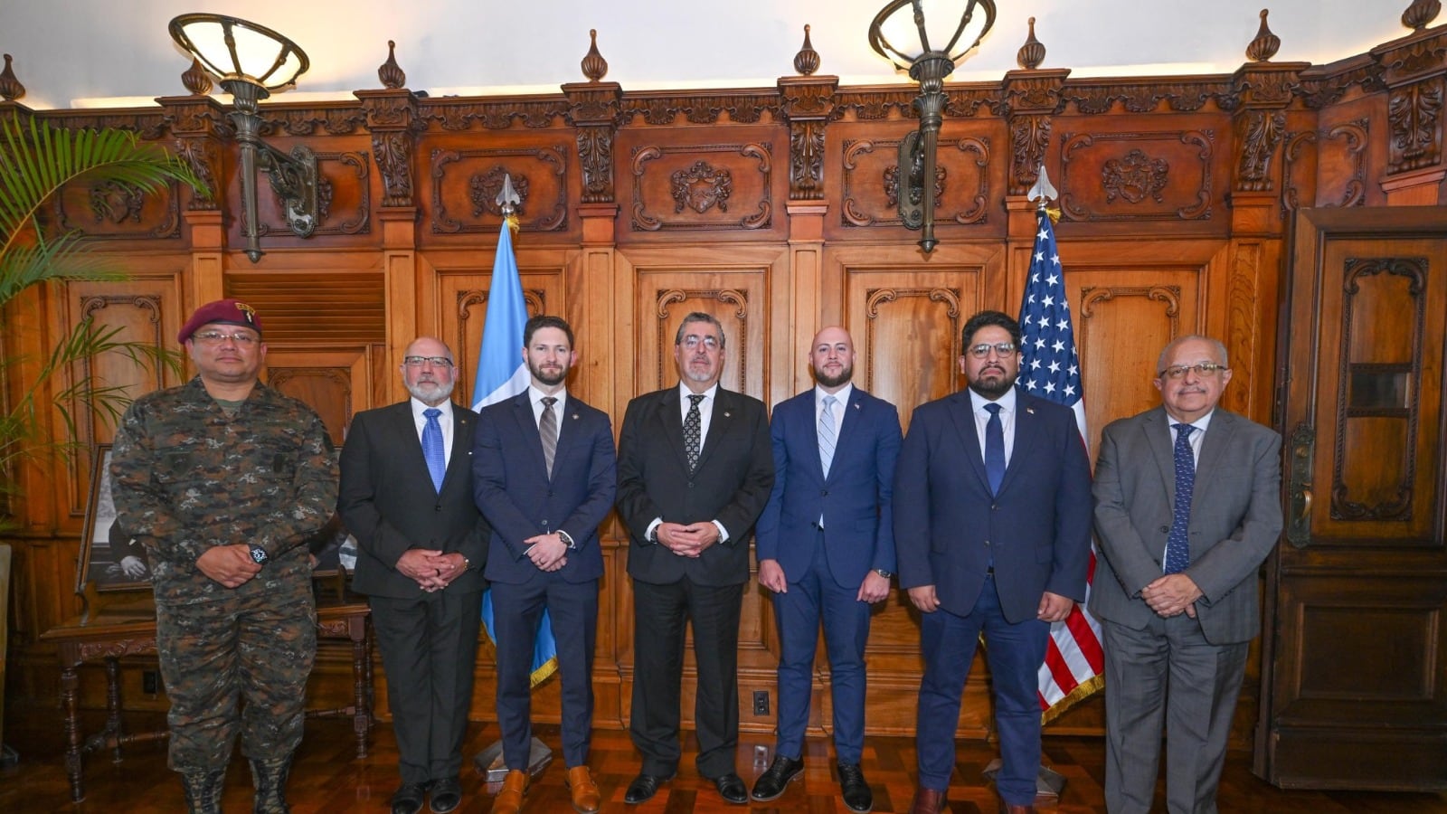 Bernardo Arévalo junto a funcionarios de EE.UU. Foto: Gobierno de Guatemala