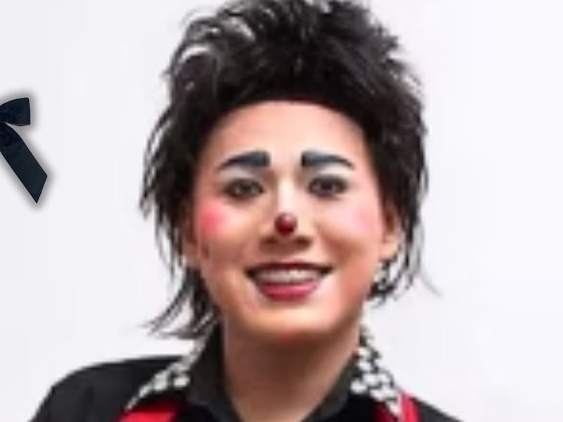 Emboscan a famoso payaso tras falsa contratación; sicario lo mata frente a su equipo