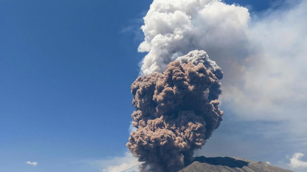 VIDEO. El volcán más activo de Europa entra en erupción