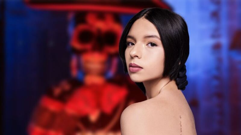 Exhiben a Ángela Aguilar tratando groseramente a un ancianito