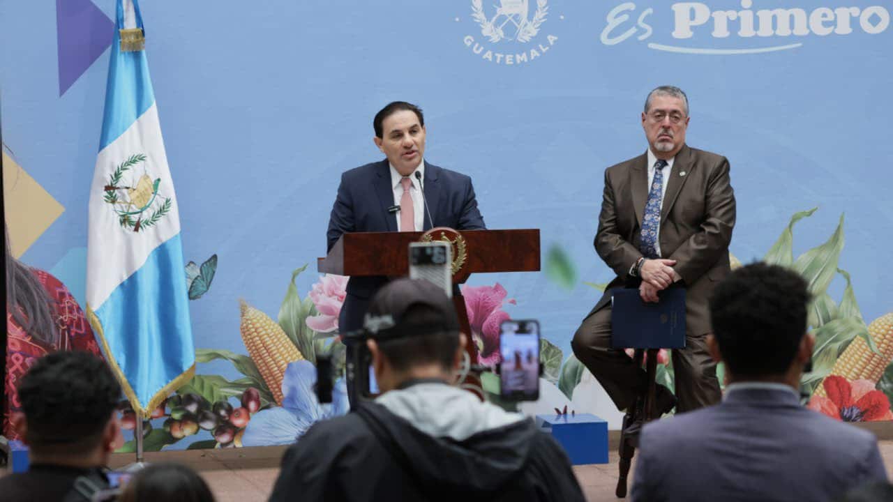 El presidente Bernardo Arévalo junto con el ministro de Gobernación, Marco Villeda.