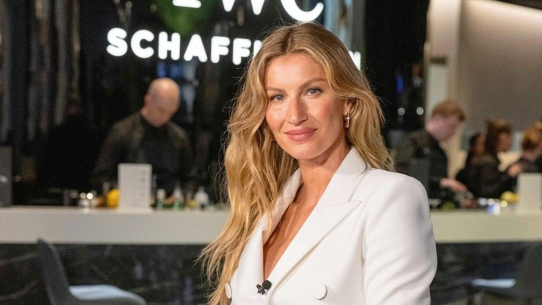 Os tênis de Gisele Bundchen chamaram a atenção em um look confortável e sofisticado