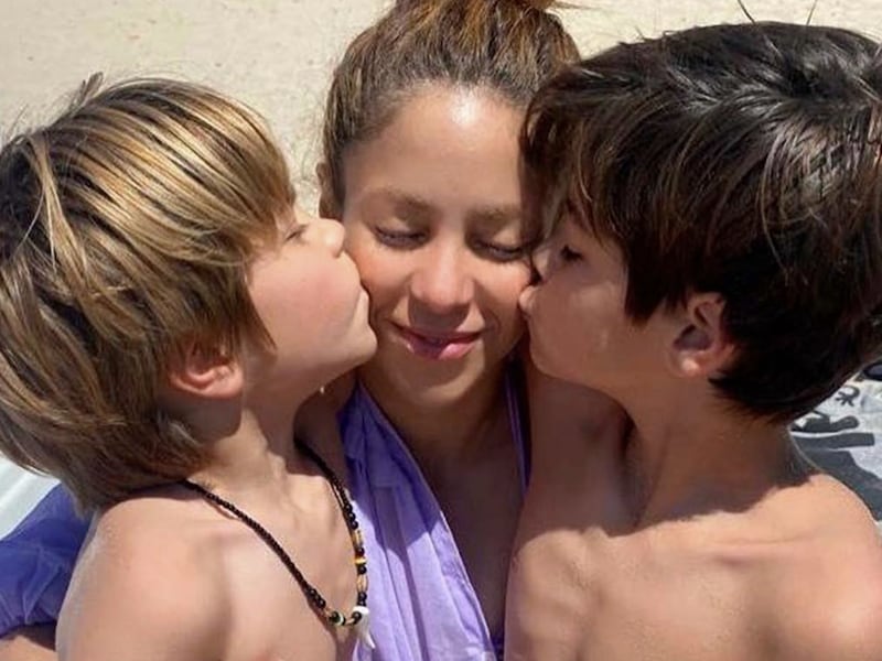 Shakira emociona a fans en Buenos Aires al cantar por primera vez junto a sus hijos