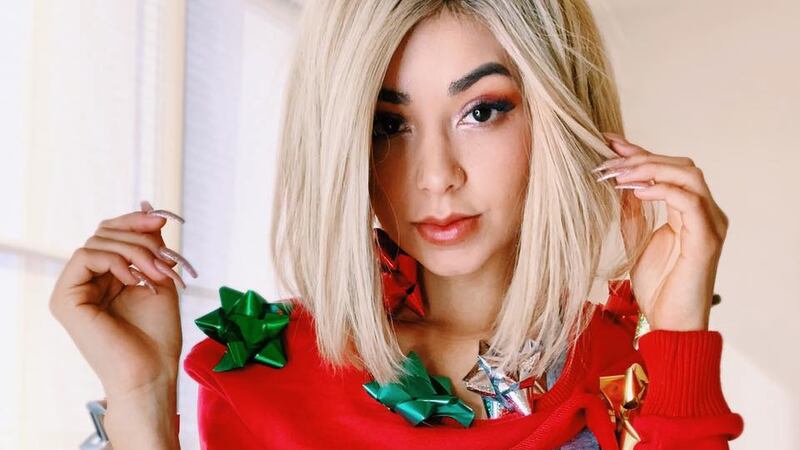 Sin ropa interior, Caeli demuestra que es la “Santa” más ardiente