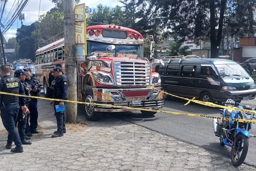 Balacera dentro de autobús en la Calzada San Juan deja una mujer fallecida