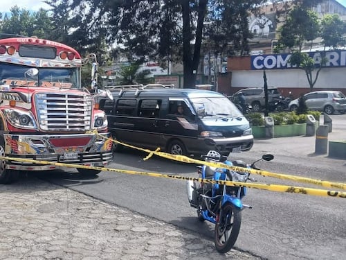 Balacera dentro de autobús en la Calzada San Juan deja una mujer fallecida