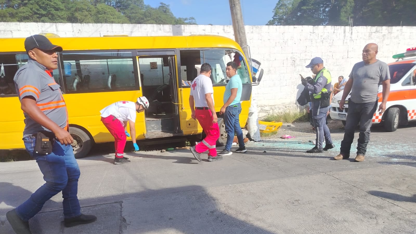 VIDEO. Captan el momento en que un bus atropella a un peatón en Cobán