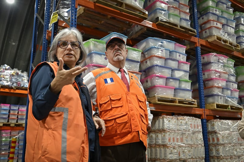 El presidente Bernardo Arévalo junto con la titular de la Conred, Claudinne Ogaldes.