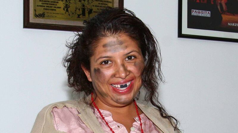 ¡Irreconocible! “La Chupitos” conquista a los fans luciendo maquillada y con un sensual vestido